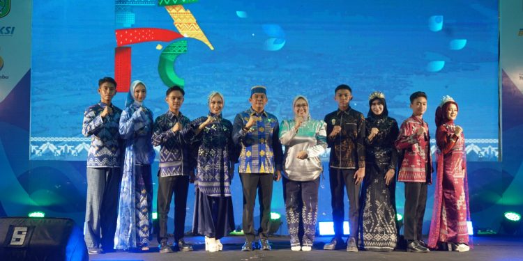 Tenun Pagatan Tampil Memukau di Fashion Show Dekranasda Tanah Bumbu