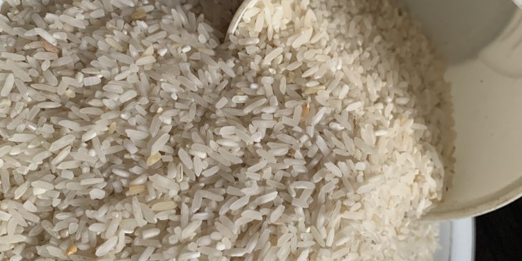 Konsumen Ragu, Beras Kecoklatan Banjiri Pasaran Banjarmasin Dibarengi Kenaikan Harga