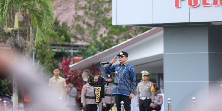 Bupati Tanah Bumbu Andi Rudi Latif Pimpin Apel Gelar Pasukan Operasi Ketupat Intan 2026