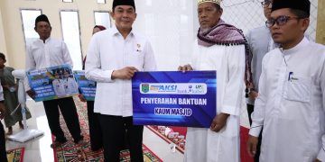 Bupati Tanah Bumbu Andi Rudi Latif Salurkan Bantuan Sosial dan Serukan Gerakan Indonesia ASRI