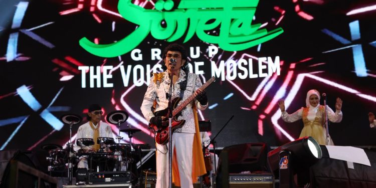 Memukau, Ribuan Penonton Padati Pesisir Pantai Pagatan Tanah Bumbu Saksikan Penampilan Raja Dangdut Rhoma Irama