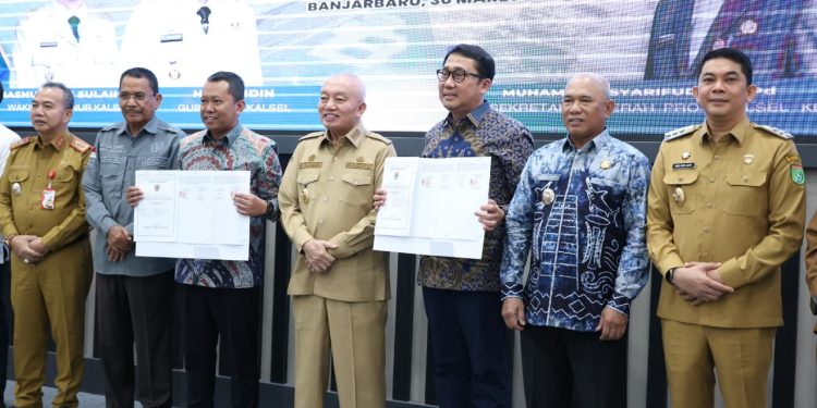 Bupati Tanah Bumbu, Andi Rudi Latif, menghadiri Penandatanganan kontrak Pembangunan Jembatan Pulau Laut