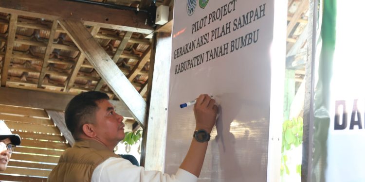 Bupati Andi Rudi Latif Canangkan Gerakan Pilah Sampah di Hari Jadi ke-23 Tanah Bumbu dan Peringatan Hari Bumi 2026