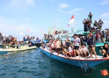 Ribuan Wisatawan Padati Puncak Pesona Budaya Mappanre Ri Tasi’e 2026 di Tanah Bumbu, Ekonomi Lokal Ikut Bergeliat