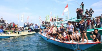 Ribuan Wisatawan Padati Puncak Pesona Budaya Mappanre Ri Tasi’e 2026 di Tanah Bumbu, Ekonomi Lokal Ikut Bergeliat
