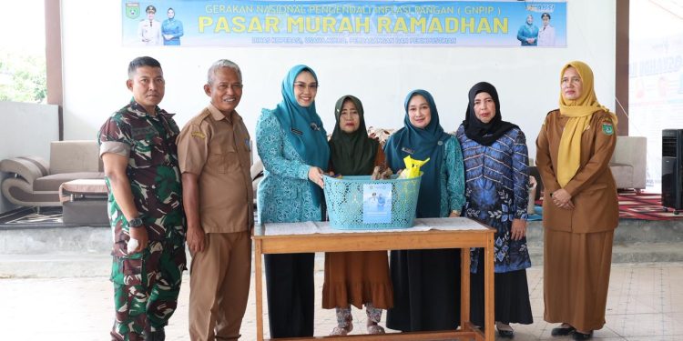 Ketua TP PKK Tanah Bumbu Buka Pasar Murah Ramadan di Kecamatan Simpang Empat