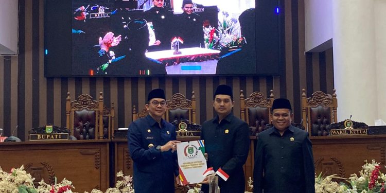 DPRD Tanah Bumbu Sampaikan Rekomendasi LKPJ 2025 kepada Bupati