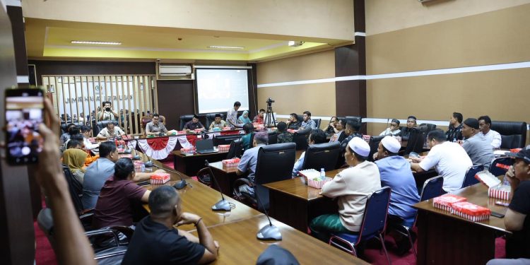 DPRD Tanah Bumbu Fasilitasi Mediasi Lewat Rapat Gabungan Komisi