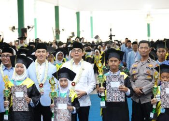 Bupati Andi Rudi Latif Wisuda 1.200 Santri TKA-TPA, Tekankan Pentingnya Generasi Qurani