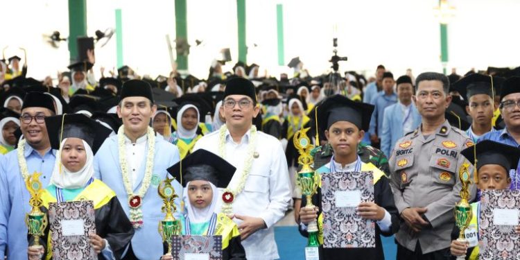 Bupati Andi Rudi Latif Wisuda 1.200 Santri TKA-TPA, Tekankan Pentingnya Generasi Qurani