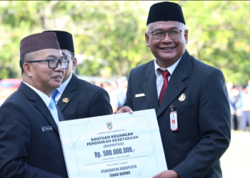 Pemprov Kalsel Salurkan Bantuan Pendidikan Kesetaraan untuk Warga Tanah Bumbu
