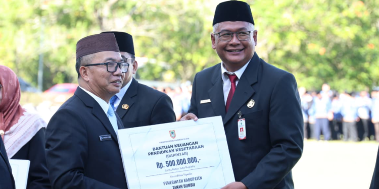 Pemprov Kalsel Salurkan Bantuan Pendidikan Kesetaraan untuk Warga Tanah Bumbu