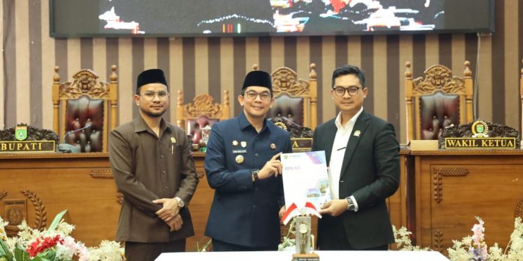 Bupati Andi Rudi Latif Hadiri Rapat Paripurna Pengambilan Keputusan terhadap LPj Tahun 2025