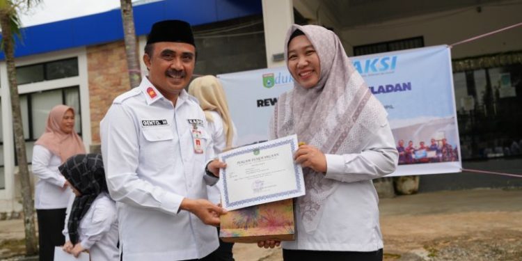 Disdukcapil Tanah Bumbu Terapkan Sistem Reward dan Punishment untuk Tingkatkan Kinerja Pegawai