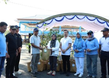 Peringati Hari Lingkungan Hidup, Pemkab Tanah Bumbu Salurkan Ribuan Bibit Tanaman ke Kecamatan dan Desa