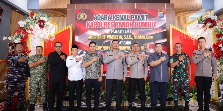 Ketua DPRD Tanah Bumbu Hadiri Serah Terima Kapolres, Perkuat Kolaborasi Demi Daerah yang Kondusif