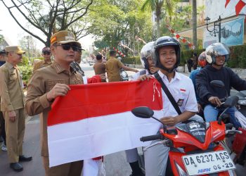 Bersama Wakil, Wali Kota Banjarmasin Bagikan Ribuan Bendera Merah Putih