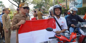 Bersama Wakil, Wali Kota Banjarmasin Bagikan Ribuan Bendera Merah Putih