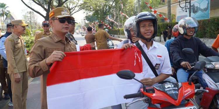 Bersama Wakil, Wali Kota Banjarmasin Bagikan Ribuan Bendera Merah Putih