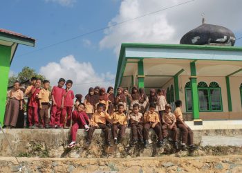Bang Arul Tingkatkan Kenyamanan Sarana Ibadah, Halaman Masjid di Desa Mantawakan Mulia Kini Lebih Tertata