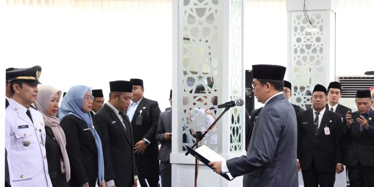 Bupati Andi Rudi Latif Lantik Pejabat Tepat Pukul 07.00 Wita, Ingatkan Pentingnya Taat Kepada Orang Tua, Hormati yang Dituakan, dan Patuh pada Pemimpin
