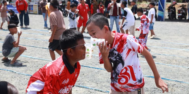 Kebersamaan dan Kekompakan Warga Tanah Bumbu dalam Lomba Estafet Tepung Aksi Merah Putih HUT ke-81 RI