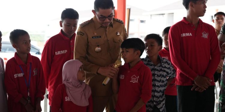 Bupati Andi Rudi Latif Berbagi Pengalaman dan Motivasi Murid Sekolah Rakyat di Tanah Bumbu