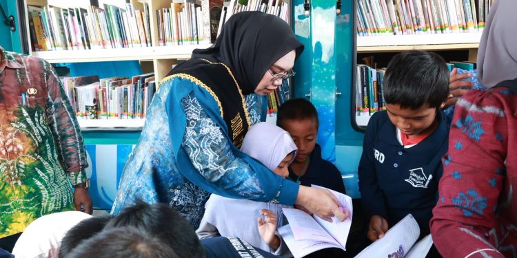Bunda Literasi Tanah Bumbu Ajak Siswa Sekolah Rakyat Gemar Membaca dan Berani Tunjukkan Potensi