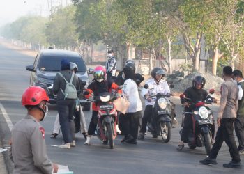 Pemkab Tanah Bumbu Bagikan Masker Gratis, Lindungi Warga dari Kabut Asap Karhutla