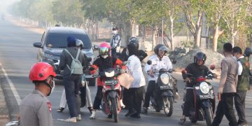 Pemkab Tanah Bumbu Bagikan Masker Gratis, Lindungi Warga dari Kabut Asap Karhutla